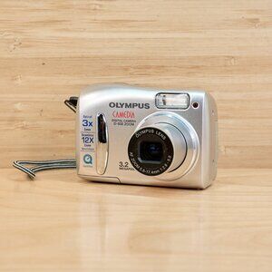 Olympus Camedia D-535 Zoom 3.2MP Digital Camera / 3x Optical Zoom / Tested